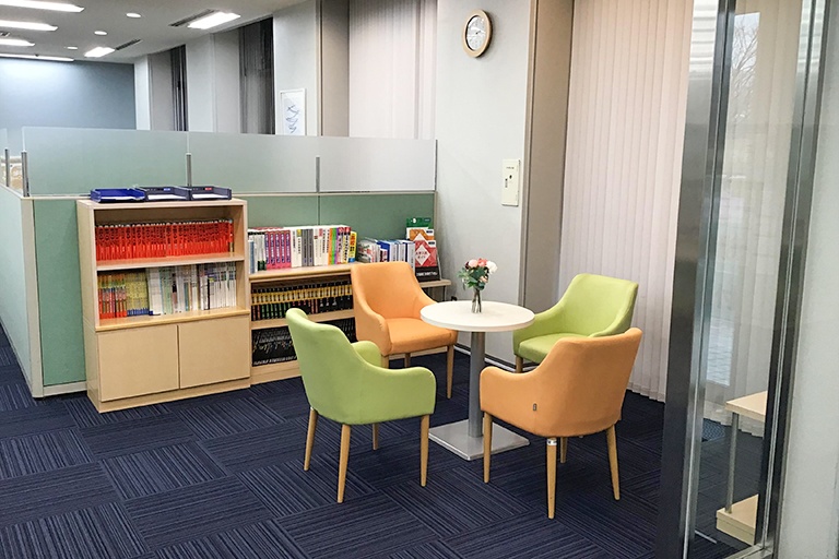 充実の学習環境:オープンな環境のフリースペース。お気軽にご質問・ご相談などをしていただけます。