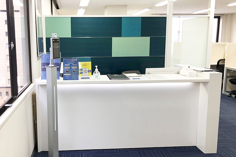 充実の学習環境:開放的な受付カウンター。ご質問・ご相談など、どんな小さなことでもお気軽にお声かけください