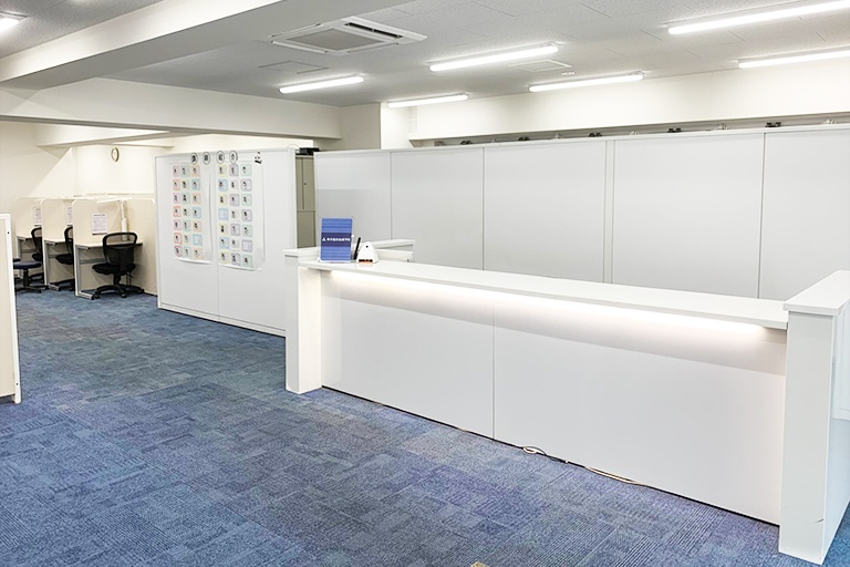 充実の学習環境:開放的な受付カウンター。ご質問・ご相談など、どんな小さなことでもお気軽にお声かけください