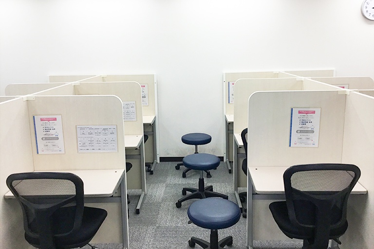 充実の学習環境:個別指導ブース。演習中も講師がいつも隣にいて、質問がしやすい環境です。