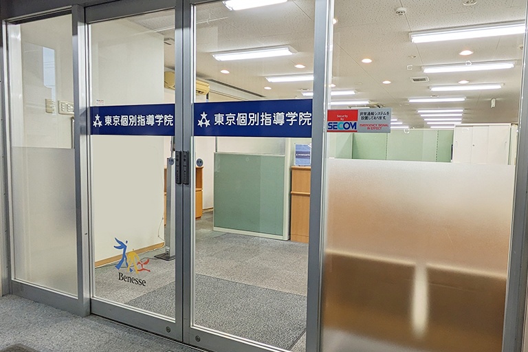 充実の学習環境:教室入り口はこちら。