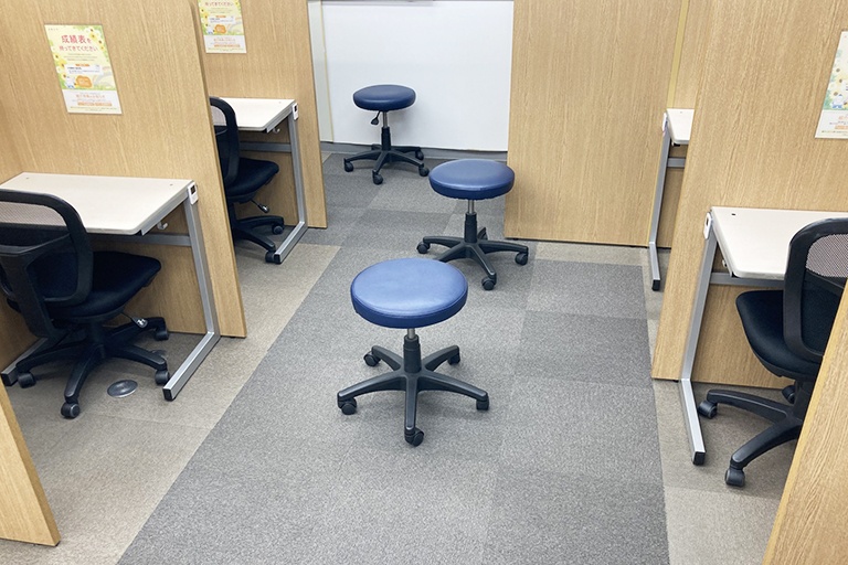 充実の学習環境:授業ブースは集中できるよう余裕を持たせたレイアウトで、学習効果を高めています。