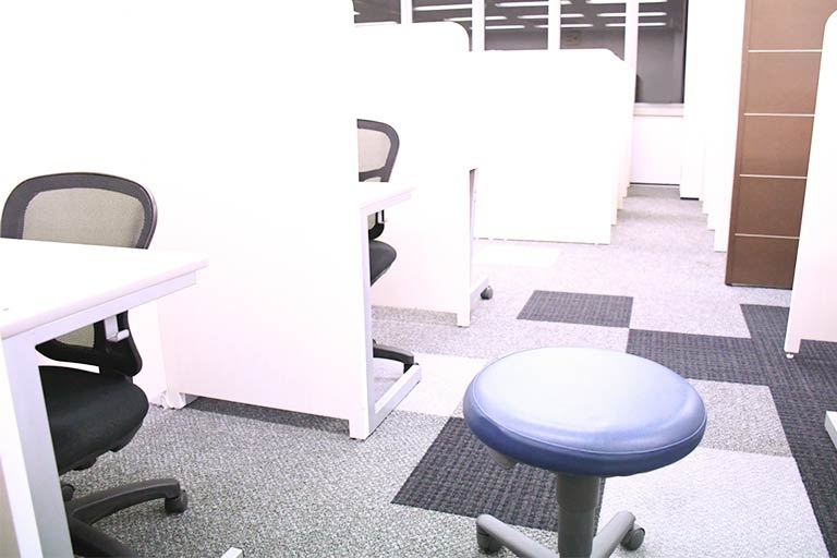 充実の学習環境:集中しやすいようパーテーションで区切られた授業ブース。