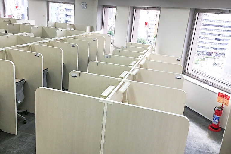 充実の学習環境:自習スペースは1人ひとり区切られた設計。しっかりと自分の勉強に集中できます!