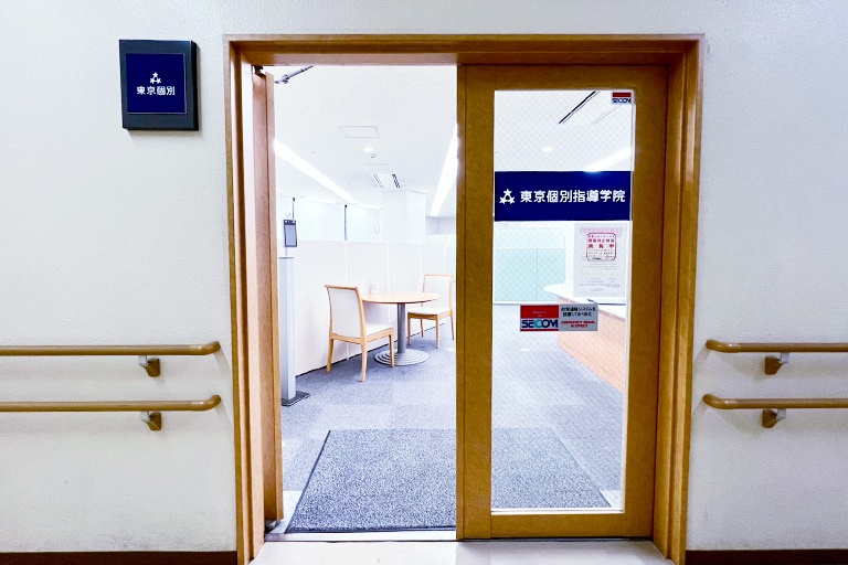 充実の学習環境:3階に上がりエレベーターを降りたあと、右手に進んでいただいてすぐのところに教室があります。