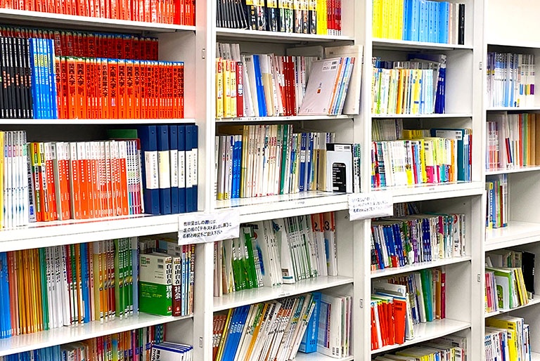 充実の学習環境:対応テキストは十分な種類・量を準備。お子さまの課題や目標に合わせて対応しています。