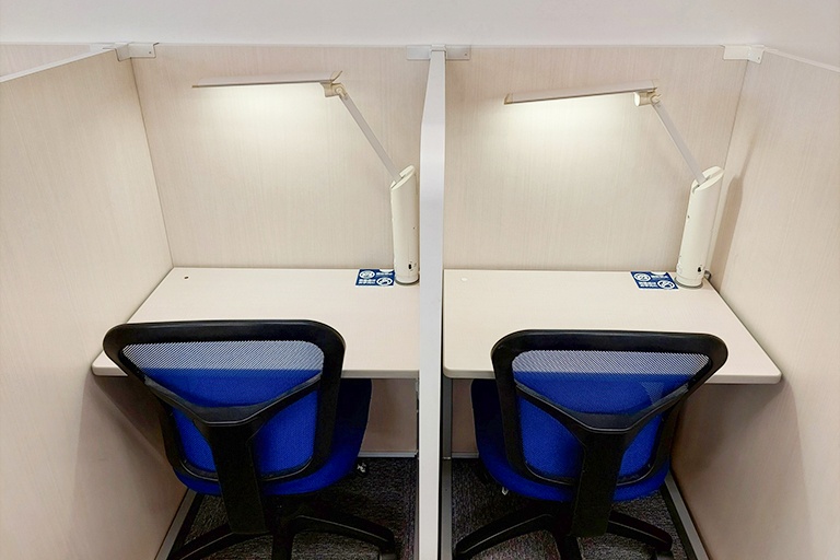 充実の学習環境:パーソナルに区切られた自習席。集中しやすいとご好評いただいています。