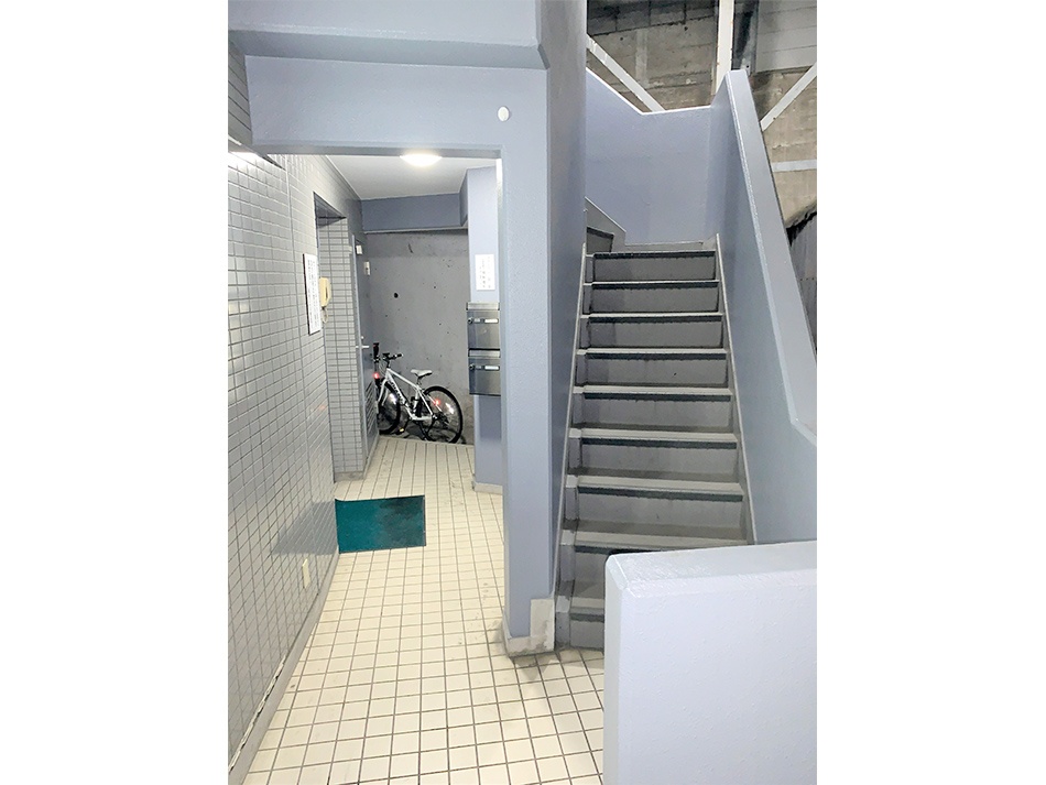 充実の学習環境:階段でもエレベーターでも上がることができます。駐輪場もありますのでお申しつけください。