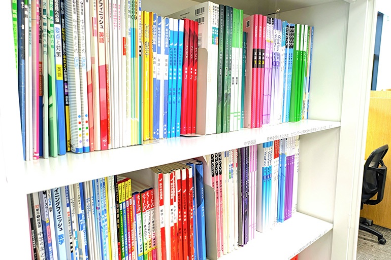 充実の学習環境:対応テキストは十分な種類・量を準備。お子さまの課題や目標に合わせて対応しています。