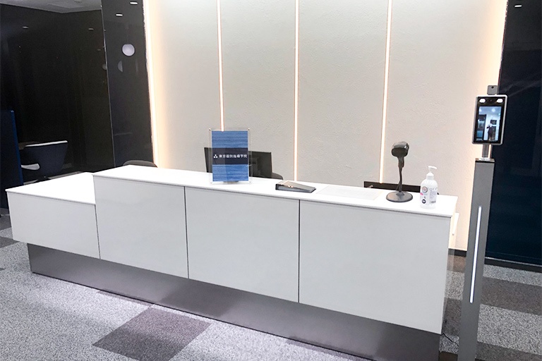 充実の学習環境:開放的な受付カウンター。ご質問・ご相談など、どんな小さなことでもお気軽にお声かけください