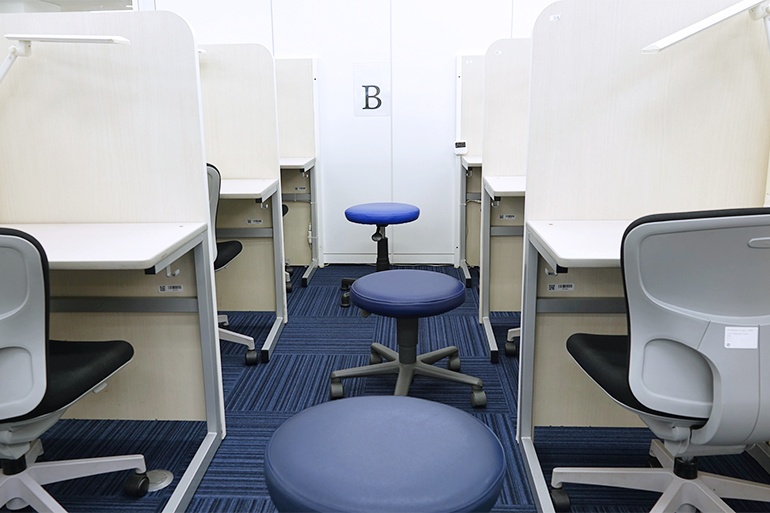 充実の学習環境:授業は先生1名につき生徒2名までの個別指導。きめ細かな指導で着実に力を伸ばします。