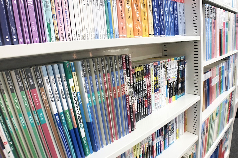 充実の学習環境:対応テキストは十分な種類・量を準備。お子さまの課題や目標に合わせて対応しています。