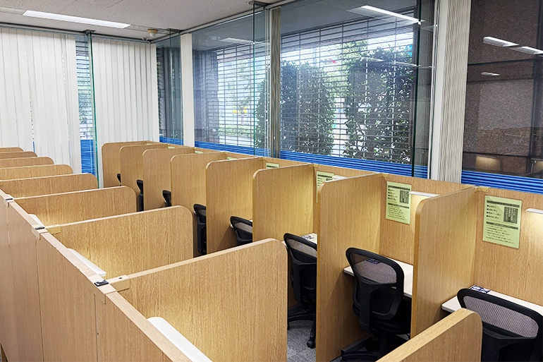 充実の学習環境:自習スペースは1人ひとり区切られた設計。しっかりと自分の勉強に集中できます!