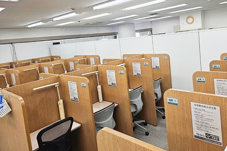 充実の学習環境:自習スペースは1人ひとり区切られた設計。しっかりと自分の勉強に集中できます!