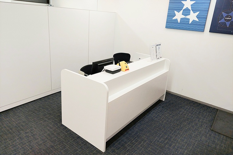 充実の学習環境:開放的な受付カウンター。ご質問・ご相談など、どんな小さなことでもお気軽にお声かけください