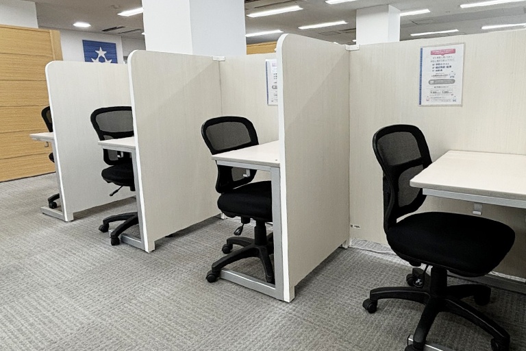 充実の学習環境:パーソナルに区切られた自習席。集中しやすいとご好評いただいています。