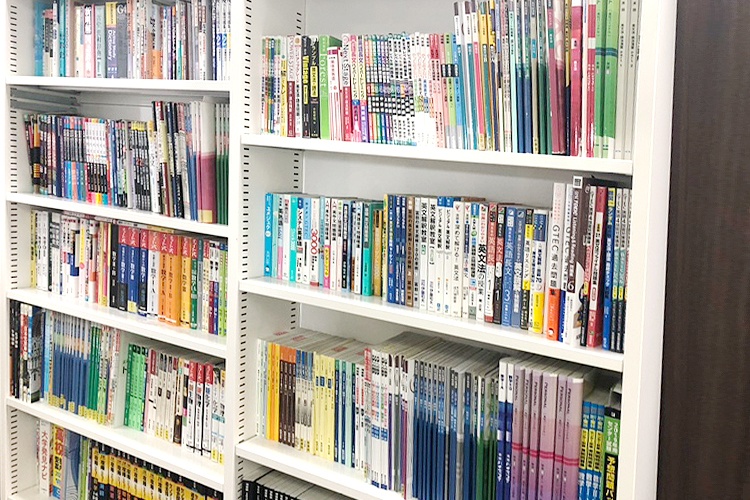 充実の学習環境:対応テキストは十分な種類・量を準備。お子さまの課題や目標に合わせて対応しています。