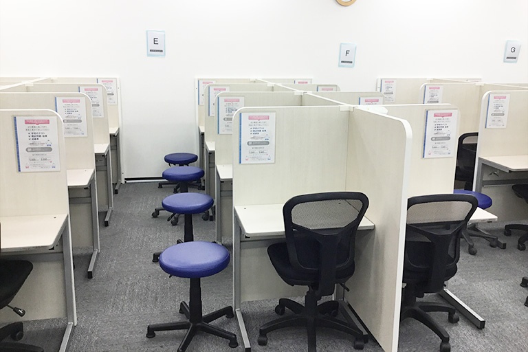 充実の学習環境:個別指導ブース。演習中も講師がいつも隣にいて、質問がしやすい環境です。