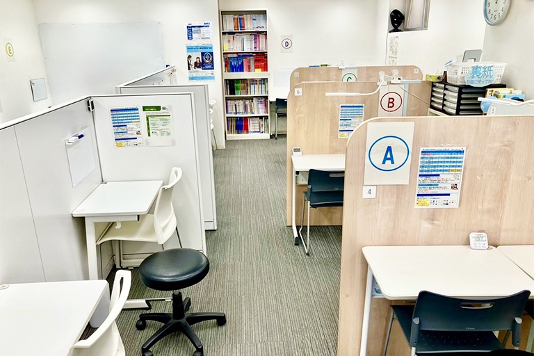 充実の学習環境:授業ブースです。パーテーションで区切られ、集中できる環境がそろっています。自習にもご利用いただけます。