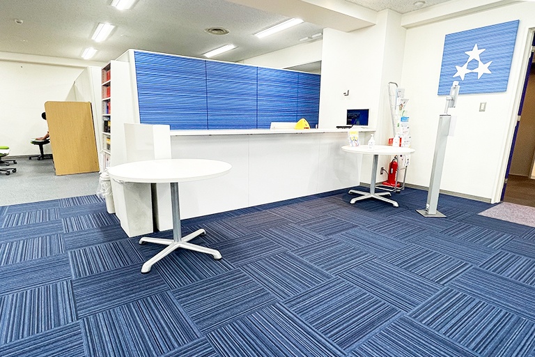 充実の学習環境:開放的な受付カウンター。ご質問・ご相談など、どんな小さなことでもお気軽にお声かけください