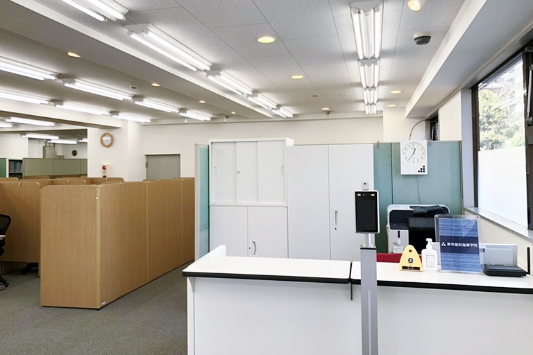 充実の学習環境:教室で何かわからないことがあれば、受付カウンターまでお気軽にご相談ください。