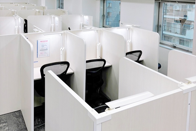 充実の学習環境:無料で使用できる自習席。集中しやすいと評判です。