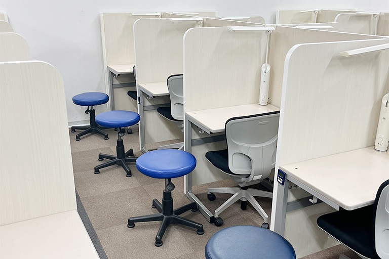 充実の学習環境:個別指導ブース。演習中も講師がいつも隣にいて、質問がしやすい環境です。