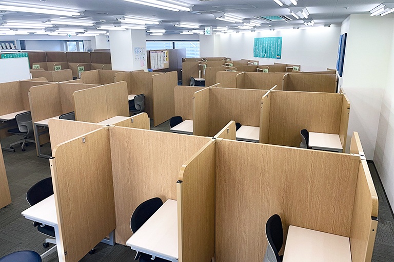 充実の学習環境:パーテーションで1人ずつ区切られているので、自分の勉強に集中できます。