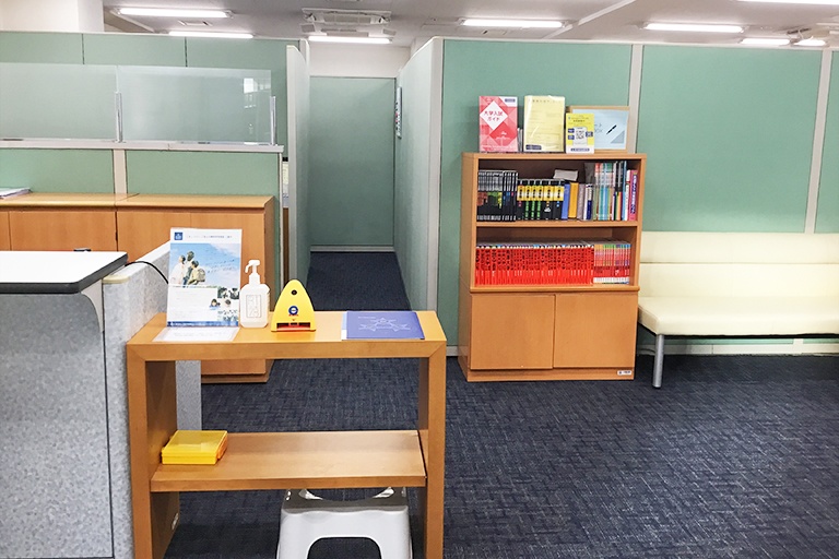 充実の学習環境:開放的なエントランス。ご質問・ご相談など、どんな小さなことでもお気軽にお声かけください。