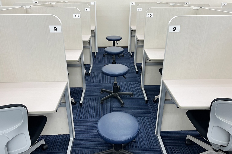 充実の学習環境:個別指導ブース。演習中もいつも講師が隣にいて、質問がしやすい環境です。