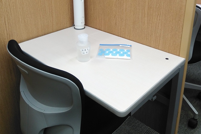 充実の学習環境:感染症対策に、授業ごとの清掃を実施しております。