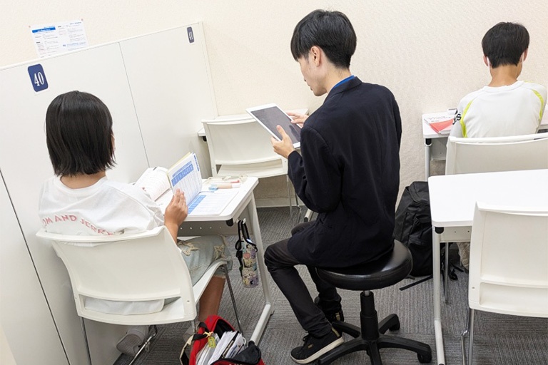 充実の学習環境:レッスン席は個別にご用意。1人ひとり異なる内容に取り組んでいます。