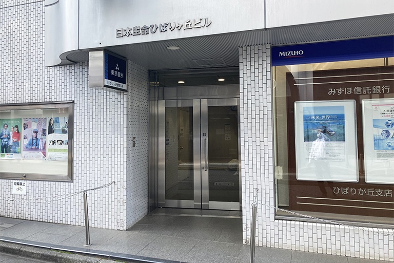 充実の学習環境:アクセス案内④:こちらの入り口より4Fへお越しください。※1Fは「みずほ信託銀行(ひばりが丘支店)」です