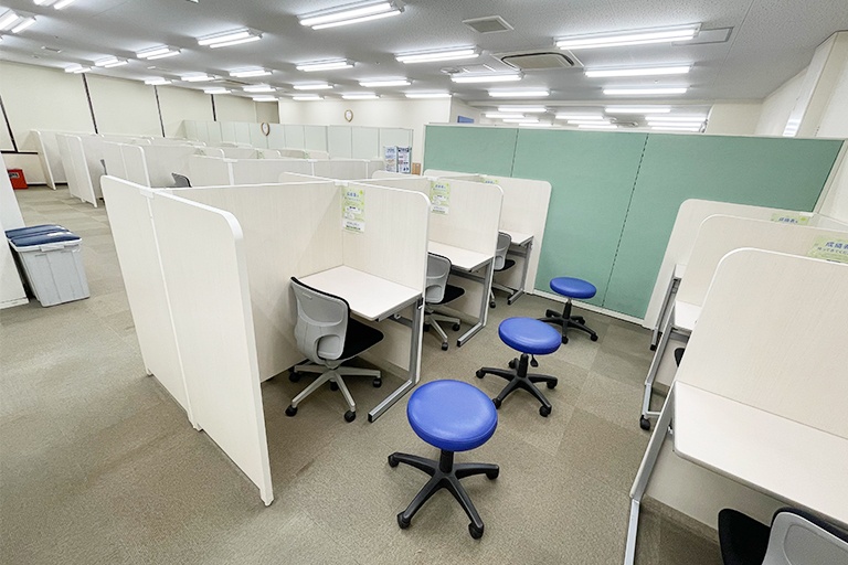 充実の学習環境:個別指導ブース。演習中も講師がいつも隣りにいて、質問がしやすい環境です。