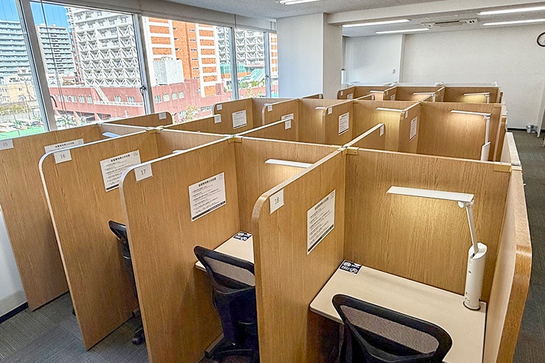 充実の学習環境:自習スペースは1人ひとり区切られた設計。しっかりと自分の勉強に集中できます!