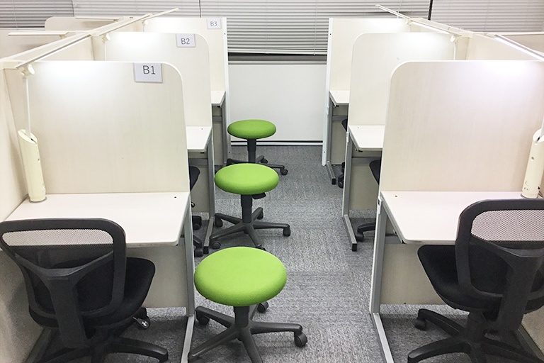 授業は講師1名につき生徒2名までの個別指導。きめ細かな指導で着実に力を伸ばします。