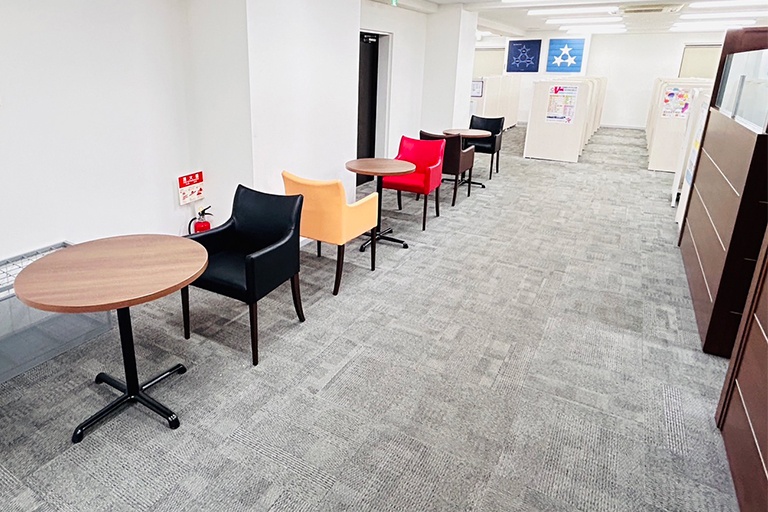 充実の学習環境:教室入り口付近。科目関係なくちょっとした相談・質問をしやすい席が設けられております!