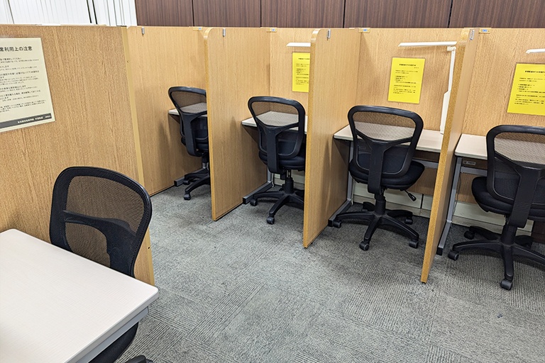 充実の学習環境:自習スペースは1人ひとり区切られた設計。しっかりと自分の勉強に集中できます!