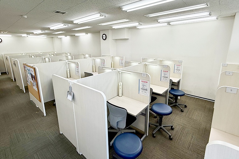 充実の学習環境:パーテーションで区切られた集中しやすいブースでレッスン。