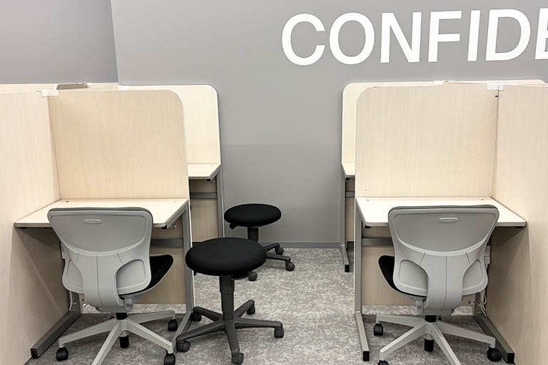 充実の学習環境:コーチが隣に座ってレッスンするので質問がしやすい環境です。