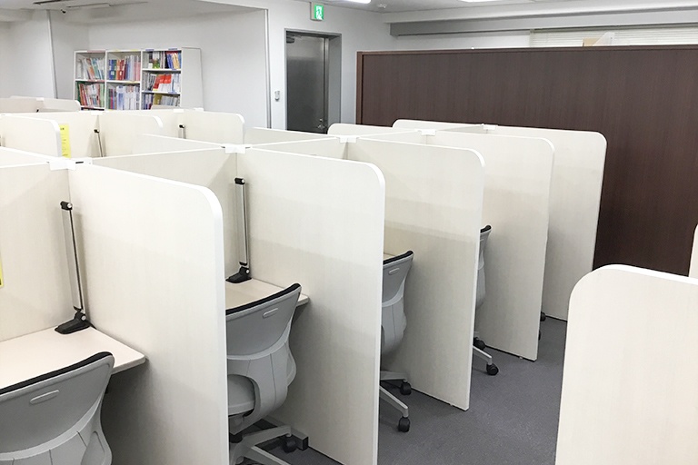 充実の学習環境:パーソナルに区切られた自習席。集中しやすいとご好評いただいています。