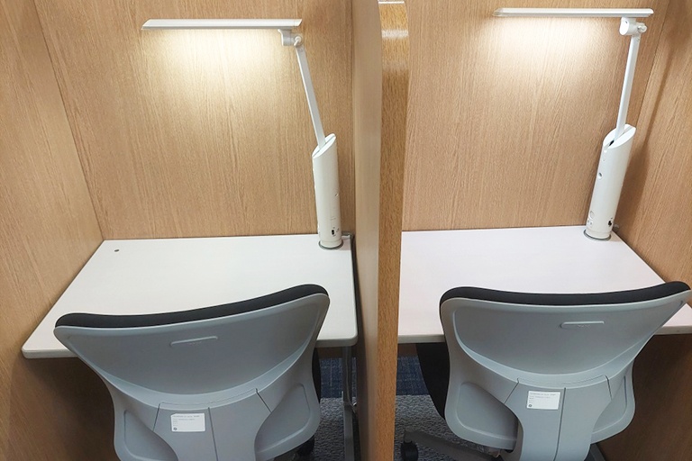 充実の学習環境:自習スペースは1人ひとり区切られた設計。しっかりと自分の勉強に集中できます!