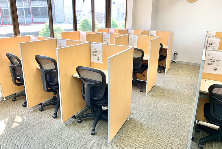 充実の学習環境:無料で使用できる自習席。集中しやすいと評判です。