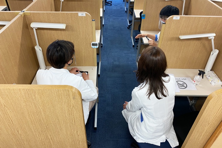 充実の学習環境:授業の質向上のために授業ロープレで切磋琢磨しています。