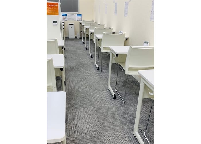 充実の学習環境:レッスンブースです。仕切りがあり、集中できます。