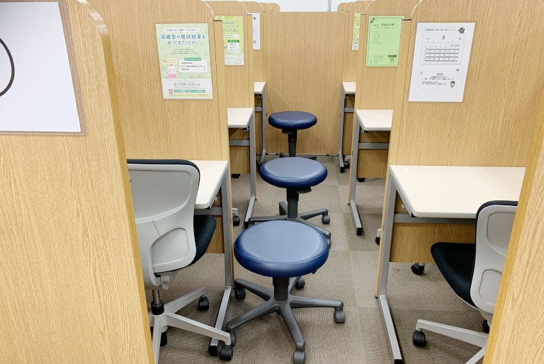 充実の学習環境:パーテーションで1人ずつ区切られているので、自分の勉強に集中できます。