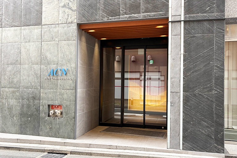 充実の学習環境:ビルの入り口はこちらです。エレベーターで6階に上がっていただくと四谷教室がございます。