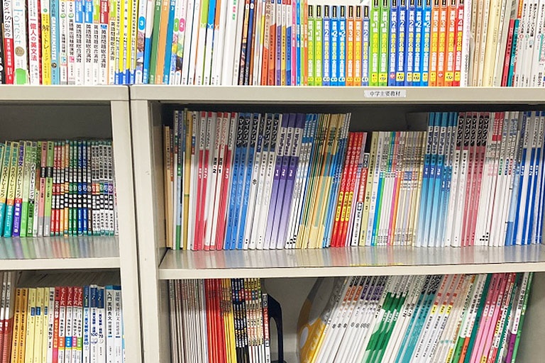 充実の学習環境:対応テキストは十分な種類・量を準備。お子さまの課題や目標に合わせて対応しています。