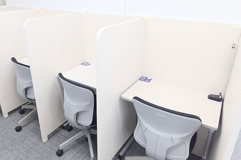 充実の学習環境:パーソナルに区切られた自習席。集中しやすいとご好評いただいています。