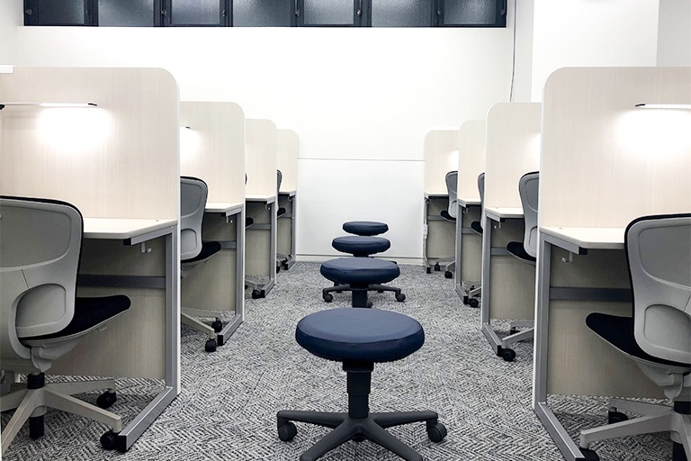 充実の学習環境:個別指導ブース。演習中も講師がいつも隣にいて、質問がしやすい環境です。